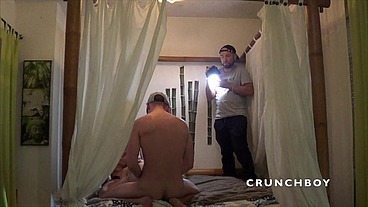 BAISE EN BACKROOM EN CLUB CRUISING AVEC GROS BULGE