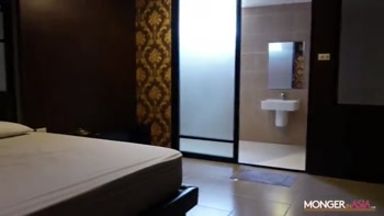 Slutty amateur Thai ho fucks a lucky foreigner