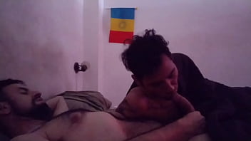 Mamada de buenos d&iacute_as a macho peludo.