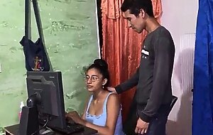Encuentro a la profesora calificando los examenes y termino chupando sus enormes tetas a cambio d