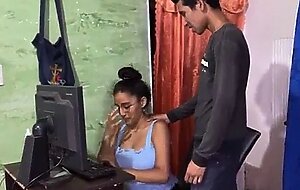 Encuentro a la profesora calificando los examenes y termino chupando sus enormes tetas a cambio d