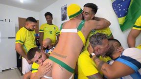 yuri gaucho - surucopa - gangbang no ritmo da copa - jogadores dotados entrando com bola e tudo!