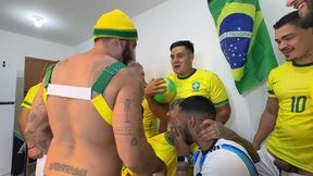 yuri gaucho - surucopa - gangbang no ritmo da copa - jogadores dotados entrando com bola e tudo!