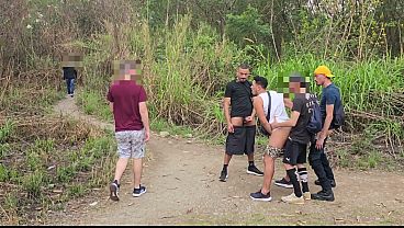 LEVEI 2 AMIGOS H&Eacute_TEROS PARA FODER MEU CU SEM CAMISINHA NUM LUGAR ONDE OS HOMENS COSTUMAM FICAR. ENQUANTO CADA UM SE REVEZA PARA COMER MEU CU, UMA PLATEIA DE MACHOS ASSISTI E SE MASTUBA.