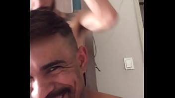 Mamando o barbeiro dotadao depois do corte de cabelo