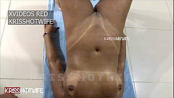 Kriss Hotwife Fazendo exerc&iacute_cios pelada e bem suadinha.