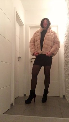 Nicki-Crossdress sexy Mesh-Kleid, Strumpfhose und High-Heels