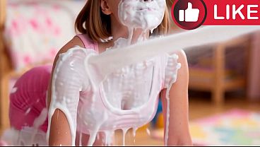 GRAVEI a BABA NINFETINHA NOVINHA tomando BANHO DE PORRA enquanto patroa saiu (AI-generated)