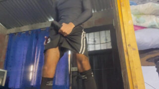 Młody amator z dużym nieobrzezanym penisem masturbuje się w prezerwatywie przed potężnym wytryskiem