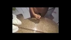 Amanda Goulart chupando o rabo de um safado e gozando