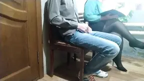 Big tieten BBW MILF wordt getikt door een vreemde in de openbare wachtkamer