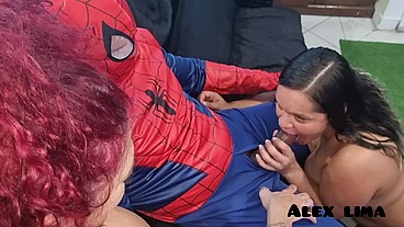 Homem Aranha se depara com duas taradas Gostosas . Paty Bumbum . E . Melissa Devassa . E meteu a Rola nas Duas