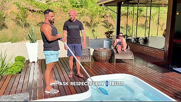 Comi a esposa do meu chefe , que ficou se exibindo enquanto tomava banho de sol na piscina