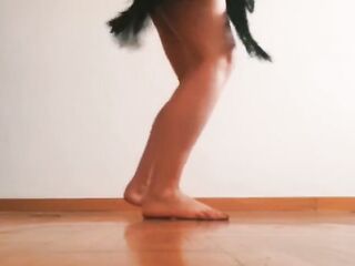Dancing feet titts and butt baile solo en casa mira como muevan mis pies