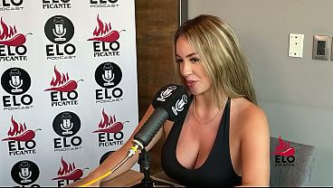 Tatiana Alvarez se come toda la banana con cremita