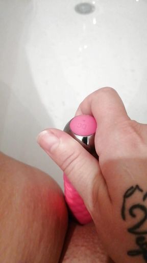 Mature MILF Kitty Queen in the bath with her vibrator - Homemade real BBW PAWG masturbation to real orgasm