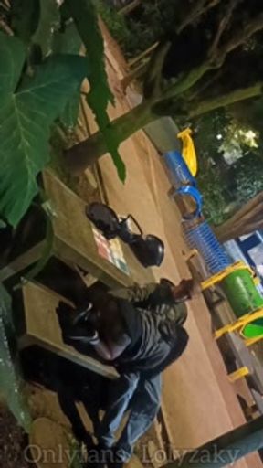 Me invitó a comer y le comí la polla en el parque público