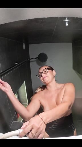 Look at the Cool and Hot Secrets My Toilet Hides.