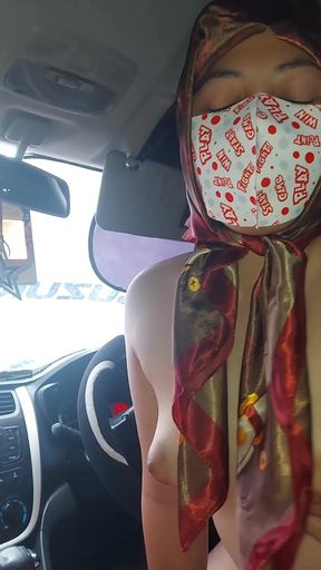 Couple in Car Spontaneous Fuck