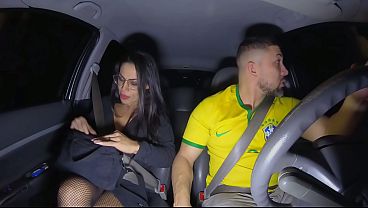 Brasileira pede carona na COPA DO MUNDO mas nao tem dinheiro entao pagou com a BUCETA GOZEI TUDO DENTRO