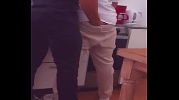 El plomero me folla por propina extra arregla mi tuber&iacute_a y la ca&ntilde_eria de mi culo