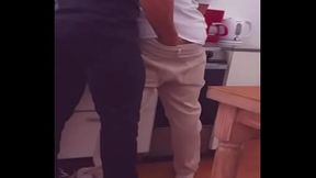 El plomero me folla por propina extra arregla mi tuber&iacute_a y la ca&ntilde_eria de mi culo