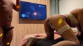 motoboy nao teve pena, socou forte no rabo empinado da puta ate deixar ele escorrendo de porra