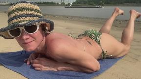 Tits and pussy flash in bikini