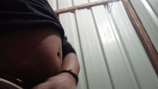 Gözlemci Bakış Açısı: Azgın, yağlanmış Hintli adam kendi penisini derin boğazına alarak 69 pozisyonunda ilişkiye giriyor, sonra da kalçasını sertçe beceriyor.