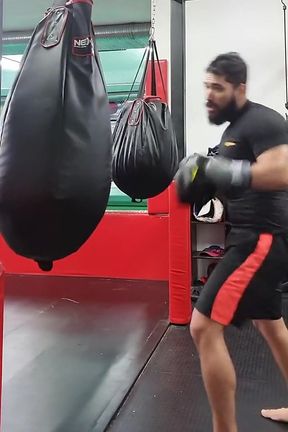 Knockout Fitness: One Round Heavy Bag Boxing Workout - Get Punched up!boxing