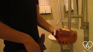 Va a un Baño Publico y mete su ESPERMA en un JABON DE MANOS