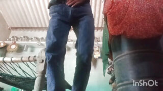 Feit svart pappa får munnsex fra oljede unge indiske lubne gutter med store kuker i dampende baderomsanal