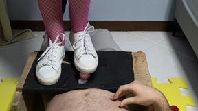 607 Shoejob with white sneakers