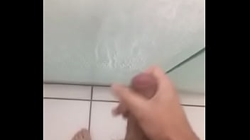 Gozando no banheiro