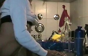 Facecam-Bild eines stehenden Hundes in der Kuche