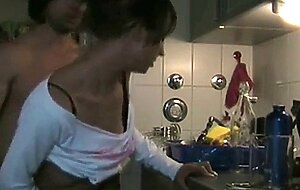 Facecam-Bild eines stehenden Hundes in der Kuche