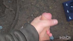 estava na trilha parado batendo uma punheta, chegou um cara me colocou para mamar ate gozar depois foi embora sem.olhar para traz.
