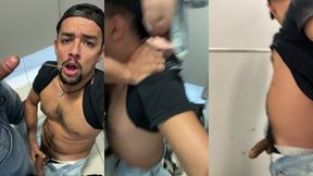 com machos no banheiro e fazendo o que eles mais gostam.