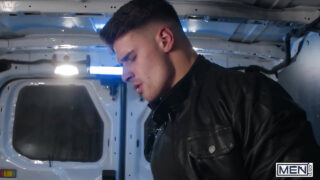 Sexo oral, masturbação, ejaculação, masturbação manual, ejaculação facial, escritório – Malik Delgaty, com tatuagem de urso, e Olivier Robert foram fodidos no cu.