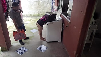 Dona de casa casada paga t&eacute_cnico de m&aacute_quina de lavar com a bunda enquanto marido corno esta fora