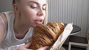 Big chocolate croissant! MP4