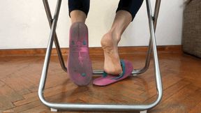 FEET IN SEXY SANDALS UNDER CHAIR SHOEPLAY - MP4 HD