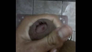 Novinho do interior gozando gostoso no banho
