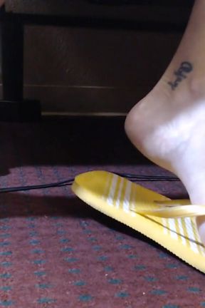 Flip flop play long toenails
