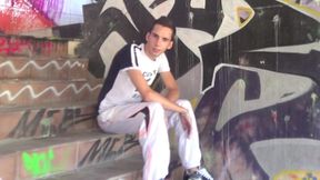 j ai 22 ans et j aime sucer les badboys en exrerieur