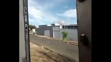 Alecuzuda Nova Uberl&acirc_ndia na cal&ccedil_ada de casa com um shortinho socado bem no meio do r&aacute_bo de manh&atilde_ bem cedo