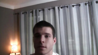 El joven amateur Noah Jones recibe una paliza de un viejo y una gran corrida en el culo.