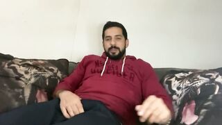 Hot and steamy homemade video of Rodrik Dick fumando, jerking off and going wild with his punheta