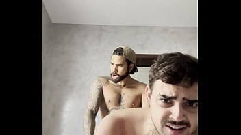 Novinho liberou gostoso pro amigo