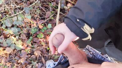 Risky German Amateur Handjob On Busy Hiking Trail